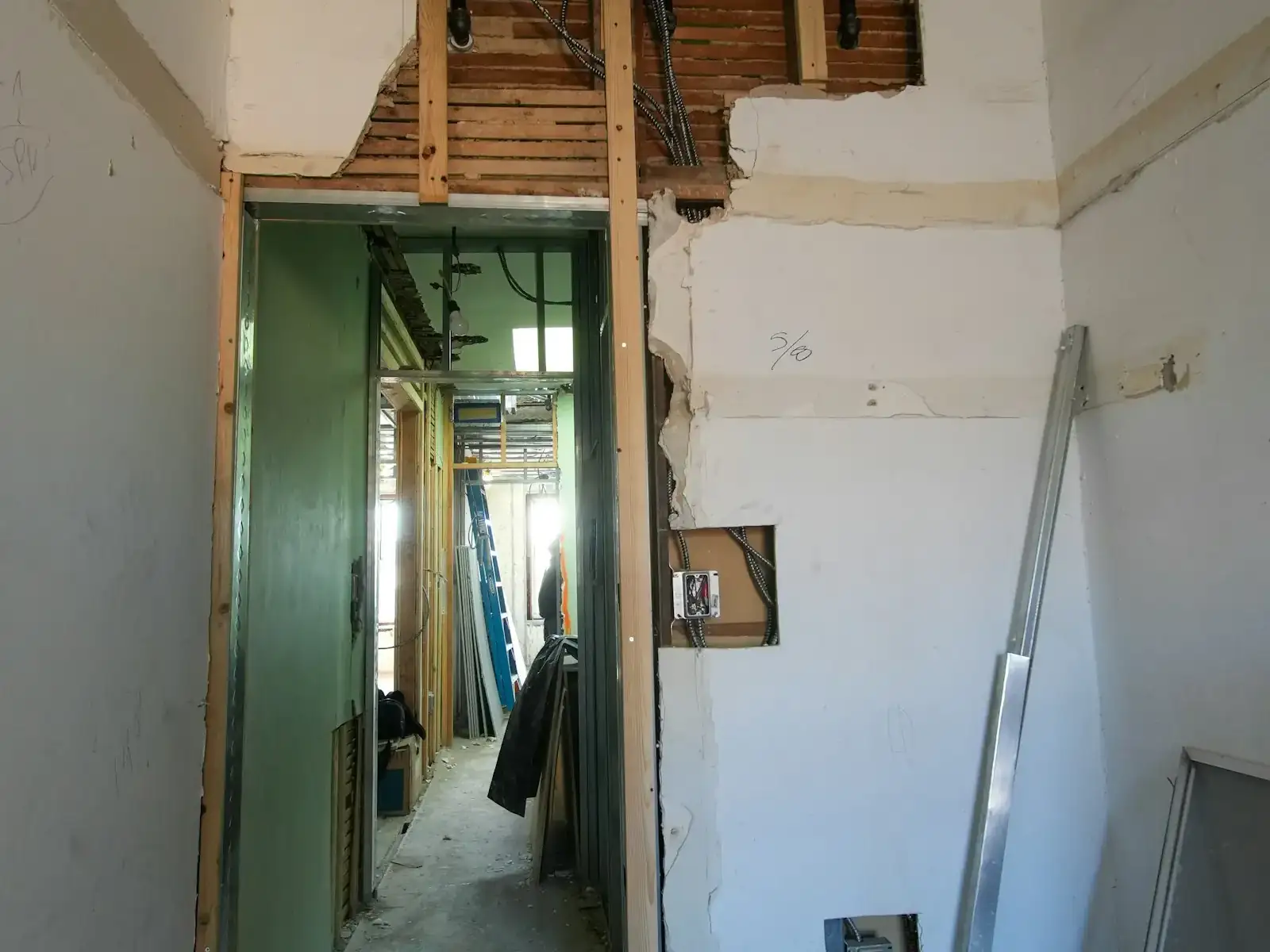 Couloir d'une maison en rénovation, cloisons ouvertes